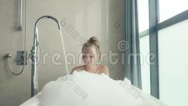 美丽的女人在洗澡